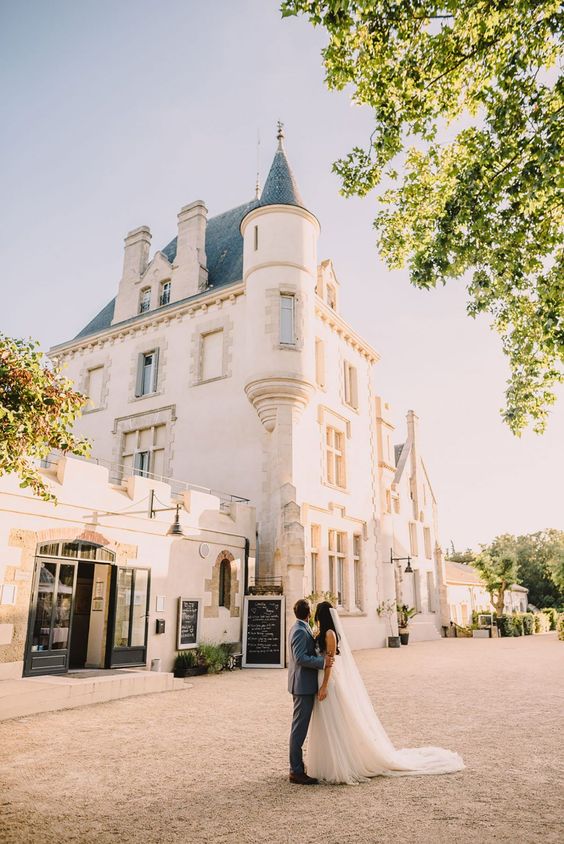 couple getting married at Château Les Carrasses 